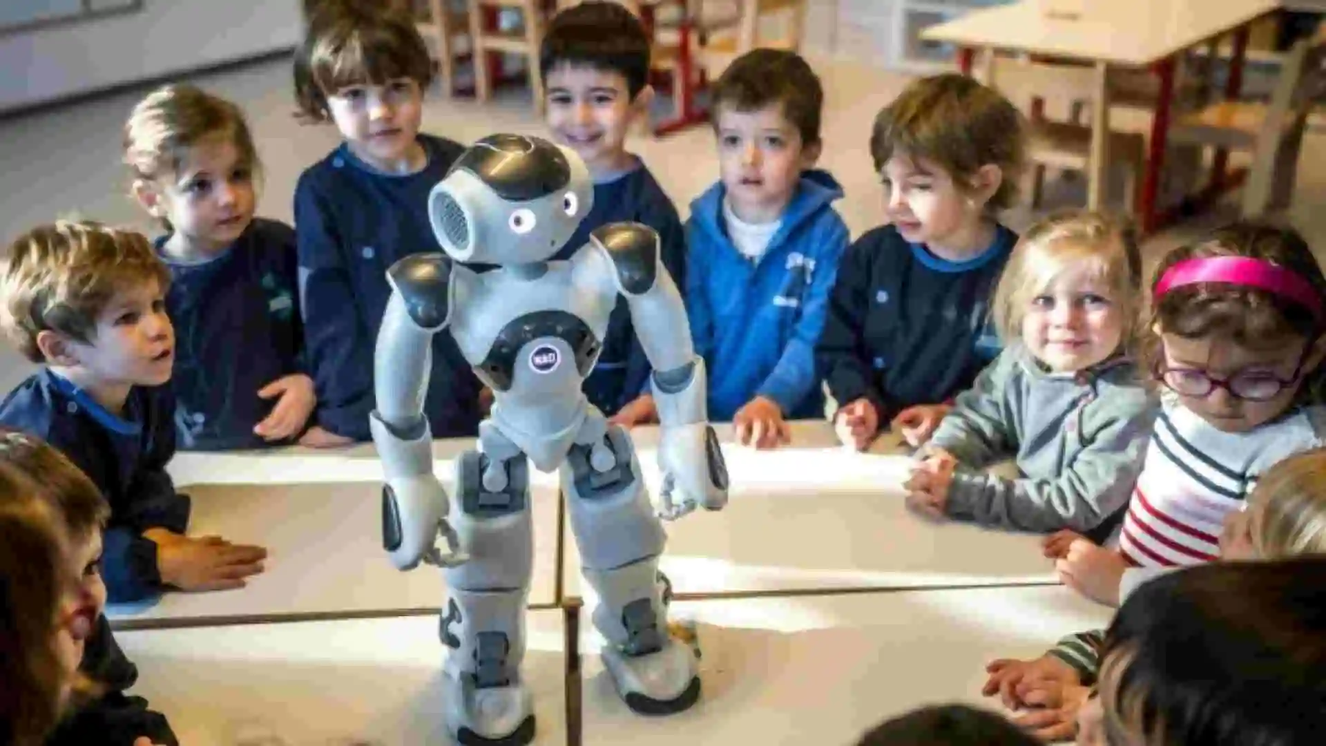 Un robot extraterrestre débarque dans une crèche suisse pour le plus grand bonheur des enfants !